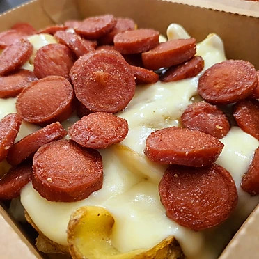 Patate con Fonduta di Provola Dolce e Wurstel